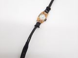 gros plan d'une montre-bracelet sur une surface blanche