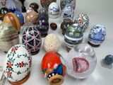 many different types of decorative eggs on the table