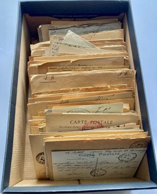 une boîte ouverte remplie d'une multitude de vieilles lettres, posée sur une table