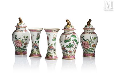 trois vases sont alignés les uns à côté des autres sur une surface blanche