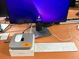un ordinateur de bureau posé sur une table avec un clavier et une souris