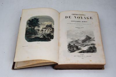 un livre ouvert sur lequel figure l'image d'un village