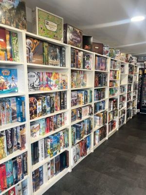 il y a beaucoup de jeux de société sur les étagères du magasin