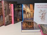 un grand nombre de livres posés sur une table