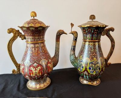 deux vases posés sur une table recouverte d'une nappe noire