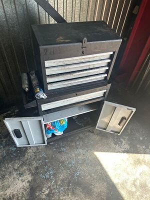 une photo montrant une armoire à outils et un réfrigérateur dans un garage