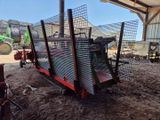 un tracteur garé sur un terrain en terre battue près d'une clôture