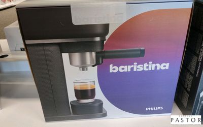 une boîte contenant une machine à café, posée sur une table