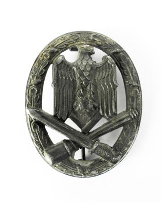 l'insigne d'un officier de l'armée allemande orné de deux épées croisées
