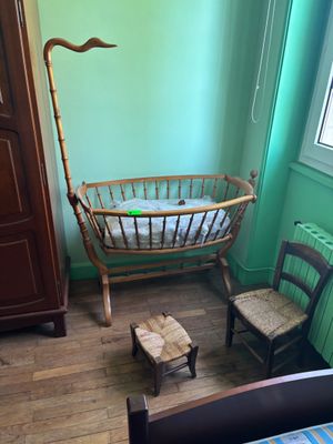 un lit de bébé dans un coin de la pièce