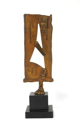 une image représentant une sculpture en bronze d'un homme tenant un drapeau