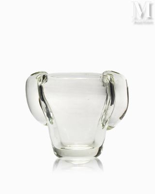 le verre est posé sur une surface blanche, avec un fond blanc