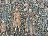 beaucoup de personnes qui se tiennent côte à côte sur une tapisserie