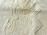 une image montrant un gros plan d'un tissu blanc orné d'un blason