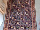 un tapis qui se trouve sur le sol d'une pièce