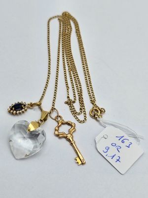 un gros plan d'un collier orné d'une clé et d'une étiquette