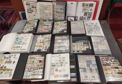 une table sur laquelle sont posés de nombreux timbres