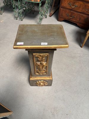 une petite table posée au milieu d'une pièce