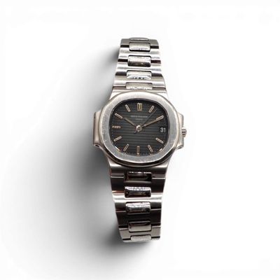 une image d'une montre-bracelet sur une surface blanche