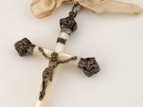 une croix ornée d'un ruban et d'un nœud