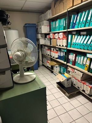 un ventilateur au milieu d'une pièce dans un magasin