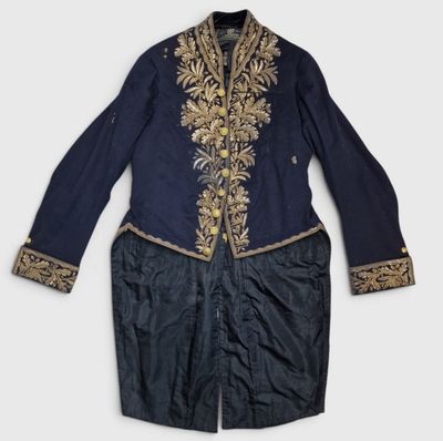 une veste bleue et dorée ornée de broderies dorées