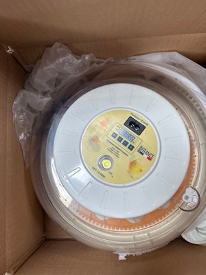 une boîte en carton contenant deux assiettes qui se trouvent à l'intérieur