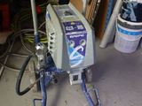 une machine posée sur le sol du garage