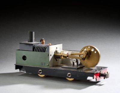 une maquette de machine à vapeur exposée sur une table
