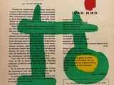 une image représentant un livre orné d'une fleur rouge et d'un vase vert