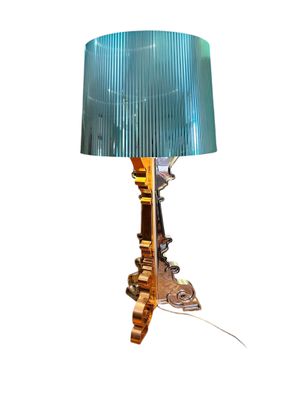 une lampe de table surmontée d'un abat-jour bleu