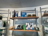 une étagère sur laquelle sont posés divers appareils électroniques, dans une pièce