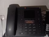 un téléphone posé sur une table