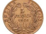 gros plan d'une pièce de monnaie sur fond blanc