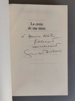 un livre ouvert, sur lequel figure un titre écrit à la main, posé sur une table