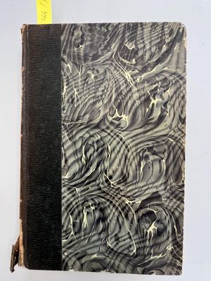 un vieux livre orné de volutes noires et blanches
