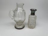 un pichet en verre et une salière en verre posés sur une table