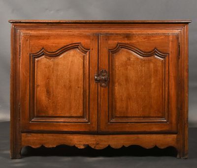 un meuble en bois avec deux portes et deux tiroirs
