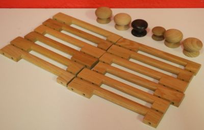 une étagère en bois munie de boutons en bois