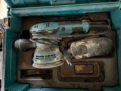une boîte à outils bleue avec des outils à l'intérieur