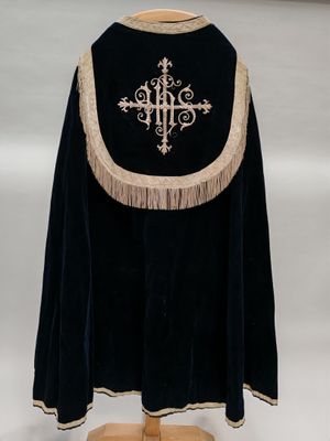 une image représentant une cape noire ornée d'une croix