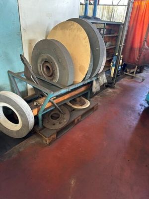 une photo d'une machine en cours de réparation