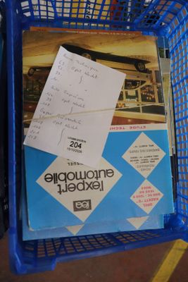 un panier à provisions bleu contenant quelques papiers