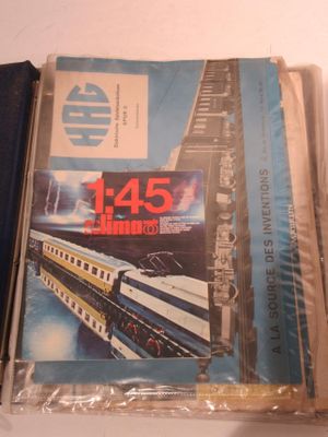 un grand nombre de livres posés sur une table