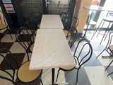 des tables et des chaises dans un restaurant au sol à carreaux
