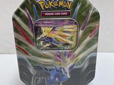 un gros plan sur une boîte de cartes à collectionner Pokémon posée sur une table