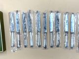 beaucoup de brosses à dents et un tube de dentifrice sur la table