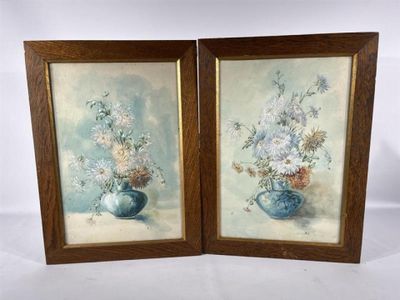 tableau représentant un vase de fleurs et un vase de marguerites posés sur une table