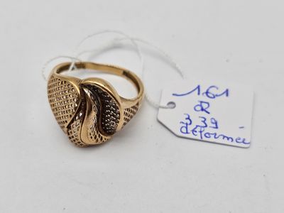 Gros plan sur une bague en or portant une étiquette