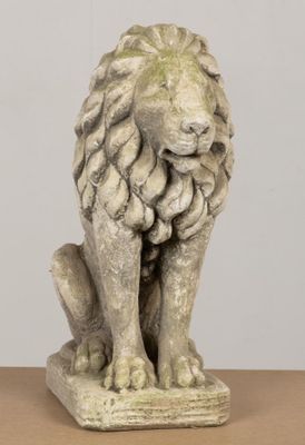 statue d'un lion assis sur une table en bois